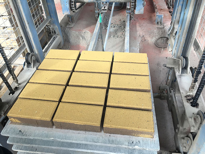 現(xiàn)在城市的人行道鋪設(shè)的是什么磚呢？